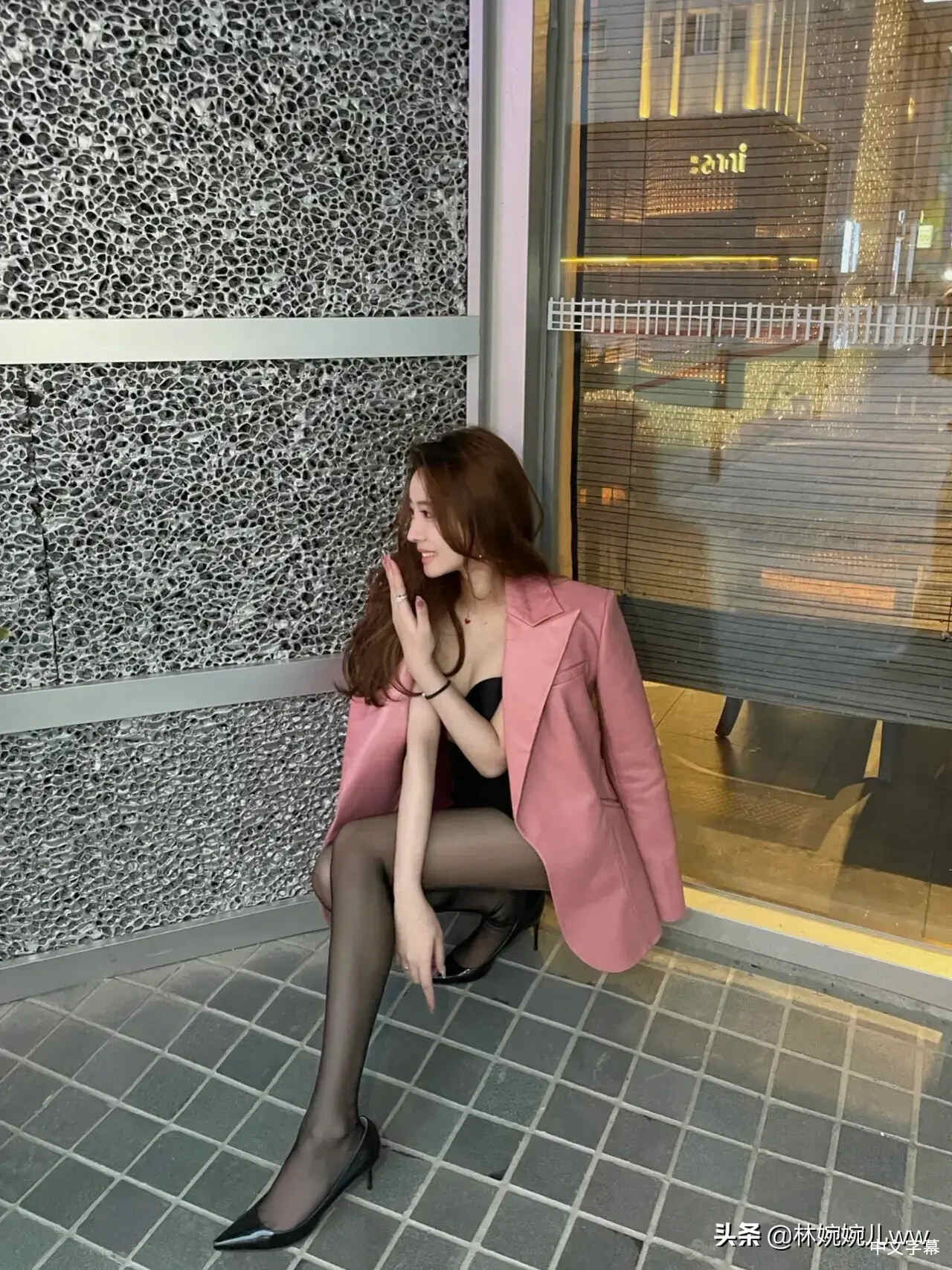 罗克西·斯特恩伯格的作𴾍